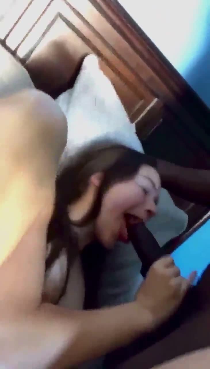 Capa do video branquinha adora mamar uma pica preta