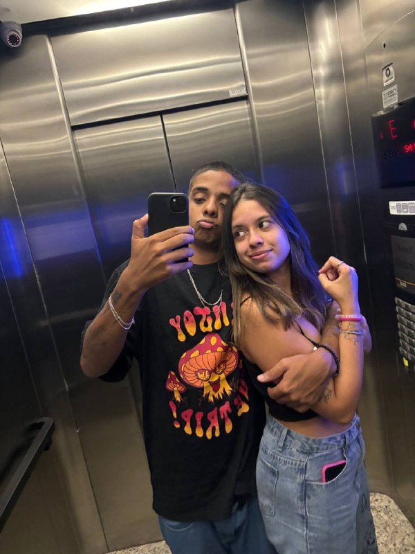 Capa do video corno manso dividia a namorada novinha gostosa com varios macho! gravaram e a putinha foi vazada