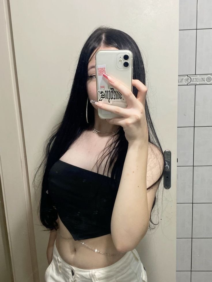 Capa do video corno vazou sua namorada gostosa! Mostrando os peitos da morena safada