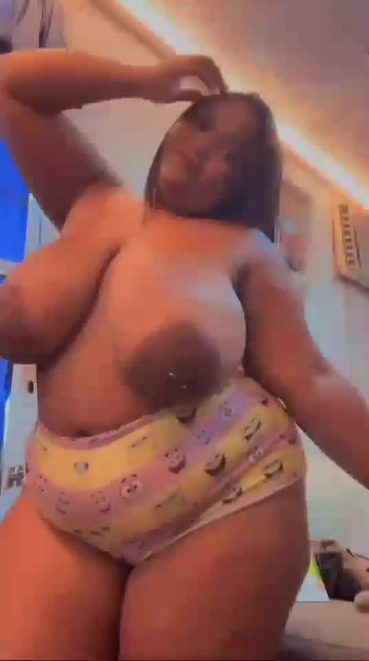 Capa do video Gordinha dos peitos e bunda enormes se exibindo