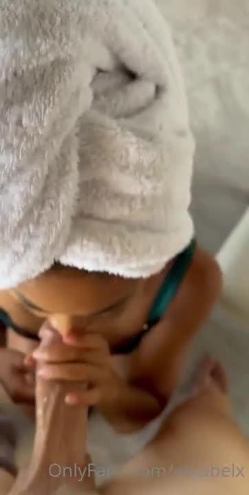 Capa do video Leitando a cara linda da pretinha gostosa depois do banho