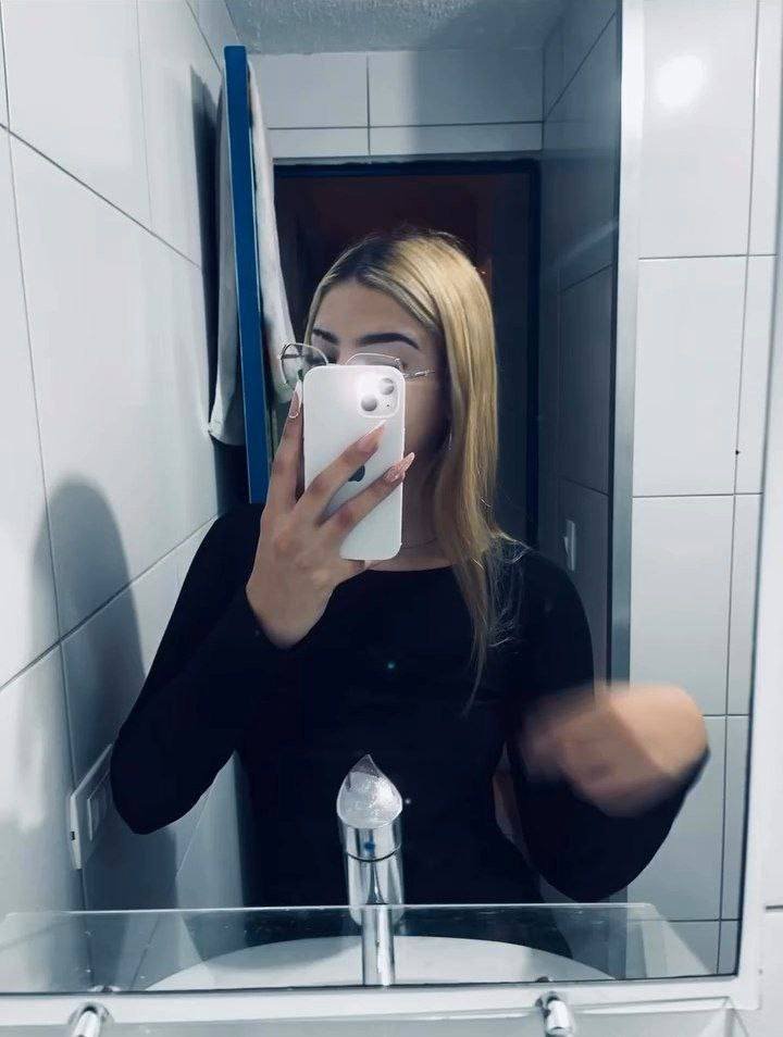 Capa do video Namorada novinha caiu de boca na pica e foi vazada