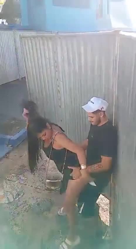 Capa do video Novinha deu a bucetinha no show do ferrugem atrás do banheiro