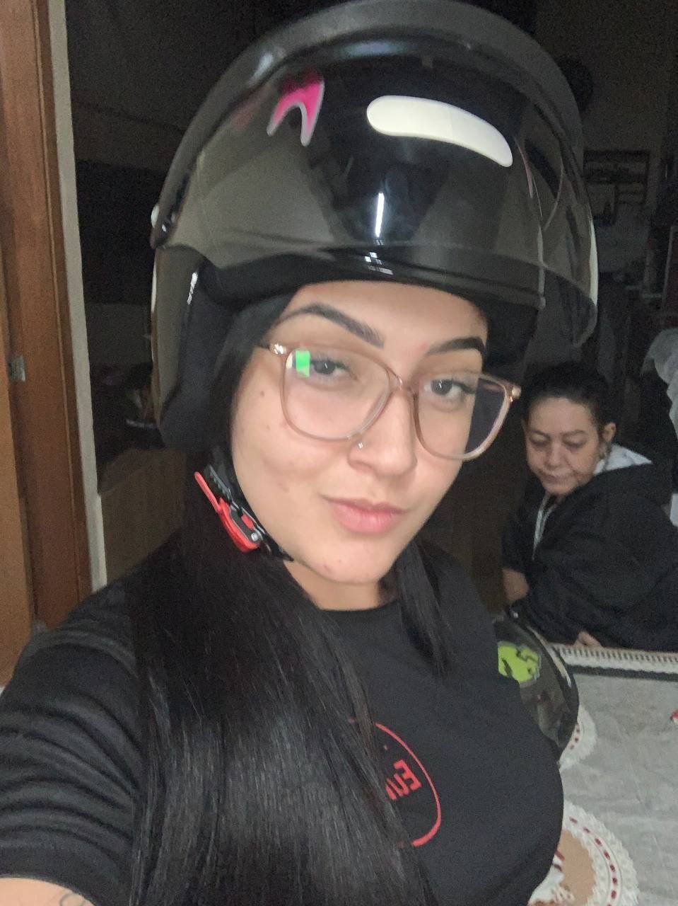 Capa do video Novinha motoqueira caiu na net dando a buceta depois de dxa a pizza