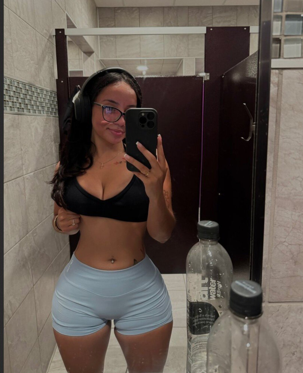 Capa do video Puta fitness dando de 4, novinha caiu na net